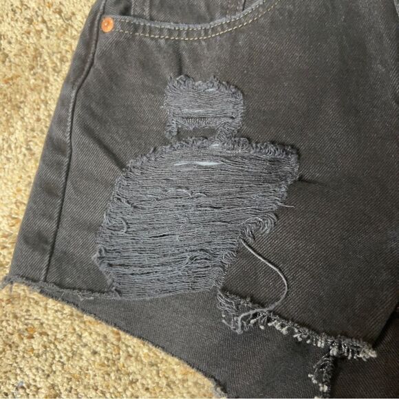 Levi’s Women’s 501 Black Distressed Ripped Raw Hem Jean Shorts Size 26 - Picture 3 of 6